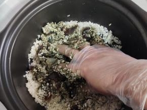 戴上一次性手套，把皮蛋全部抓碎！