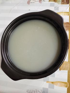 往砂锅中加满水！（煮粥的时候，要一次性把水加足，不要中途再添水！）