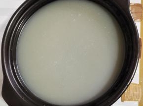 往砂锅中加满水！（煮粥的时候，要一次性把水加足，不要中途再添水！）