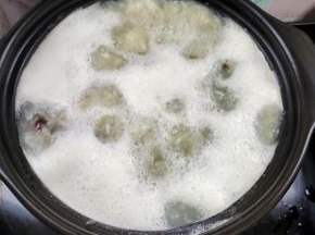 大火煮开！（边煮边搅拌，以免米粘在砂锅底部）