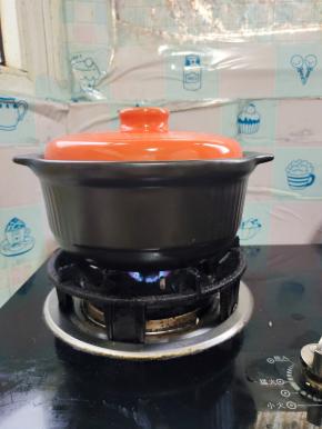 盖上盖子，调小火再焖煮20分钟左右！