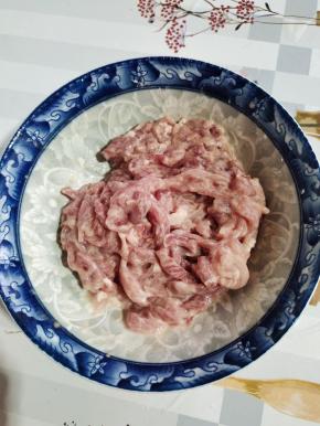 煮粥的时候，我们来把瘦肉洗净切成丝，放入适量的盐，玉米淀粉，抓拌均匀腌制10分钟左右！