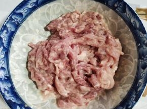 煮粥的时候，我们来把瘦肉洗净切成丝，放入适量的盐，玉米淀粉，抓拌均匀腌制10分钟左右！