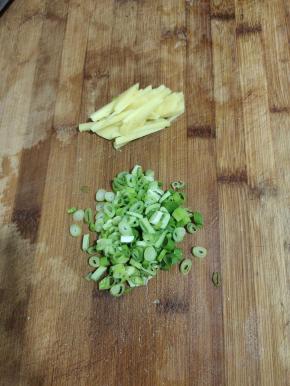 生姜削皮洗净切成丝，葱切成葱花备用！
