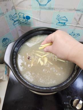 大约20分钟左右，粥煮的粘稠，放入生姜丝！