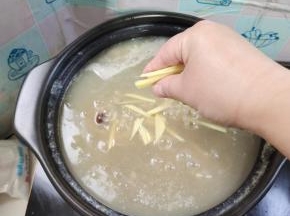 大约20分钟左右，粥煮的粘稠，放入生姜丝！