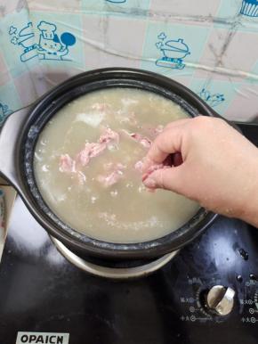 放入腌制好的瘦肉！