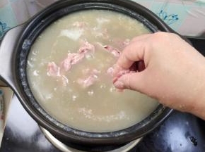 放入腌制好的瘦肉！