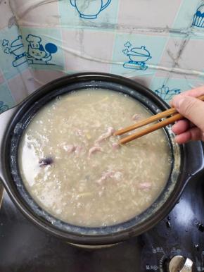 用筷子把瘦肉划散！再煮5分钟左右！