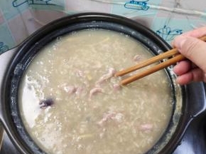 用筷子把瘦肉划散！再煮5分钟左右！