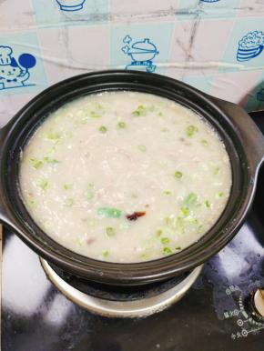 起锅前放入适量的盐，胡椒粉调味，关火，放入适量的葱花，香油搅拌均匀即可食用！