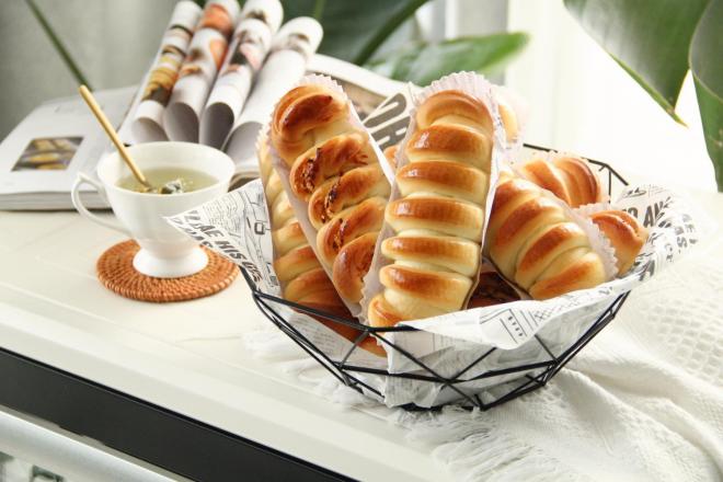 松软带拉丝的一发毛毛虫肉松卷，快手咸味面包！早餐轻松安排！