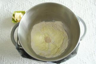 2、面包部分材料，除了黄油（切小块软化备用）其余放入打面桶中，盐、糖分开放置，酵母不与接触。