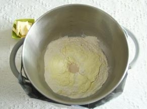 2、面包部分材料，除了黄油（切小块软化备用）其余放入打面桶中，盐、糖分开放置，酵母不与接触。