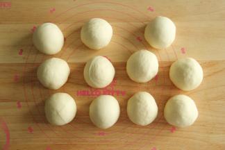 5、面团平均分成11份，滚圆盖保鲜膜松弛10分钟。