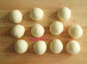 5、面团平均分成11份，滚圆盖保鲜膜松弛10分钟。