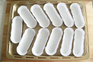 6、原装烤盘中排入船型油淋膜。