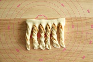 8、上半部分往下对折，顶部不切断，底部均分成6条。每条稍拉长逆时针转3圈，底边压薄。