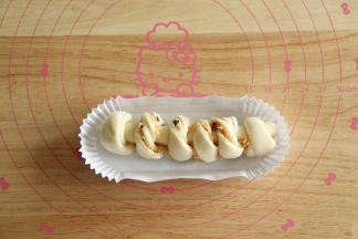 9、从上往下卷起，收口处捏紧，放入模具中。