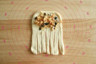 10、方法二，擀开翻面后，顶部1/3处放沙拉酱和肉松，底部2/3切开成均匀条状，7条左右。