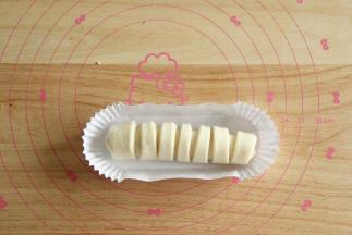 11、从上往下卷起，底部压在底下，捏紧收口，放入油淋膜中。