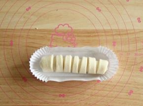 11、从上往下卷起，底部压在底下，捏紧收口，放入油淋膜中。