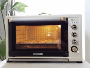 13、入烤箱中层偏下，开发酵档34度，无法放置冷水保湿的话，可以用喷壶喷一薄层水，发酵25分钟左右至2倍大。