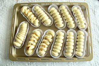 14、取出刷上一层全蛋液，放入预热好的烤箱，180度烤23-25分钟即可。