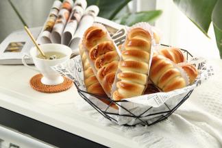 烤箱空间较大，上色很均匀，浅色内胆高颜值！烘烤10分钟的样子，记得加盖锡纸，防止上色过重！一盘可以烤11-12只，成品量较多，比小烤箱要省事好多，3天的口粮备妥了哟！