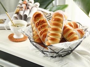 烤箱空间较大，上色很均匀，浅色内胆高颜值！烘烤10分钟的样子，记得加盖锡纸，防止上色过重！一盘可以烤11-12只，成品量较多，比小烤箱要省事好多，3天的口粮备妥了哟！