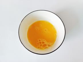 鸡蛋用筷子打散。