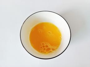鸡蛋用筷子打散。