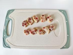 粽子切成小方块。