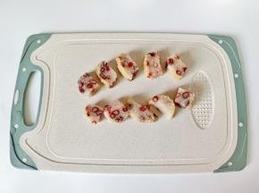 粽子切成小方块。