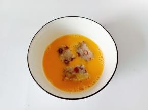 粽子放进蛋液里裹一层。