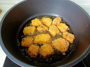 锅里倒入适量的油，用筷子试一下，微微冒小泡可就可以放粽子煎。