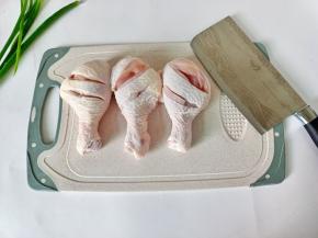 鸡腿改刀正反两面各划两下便于入味。