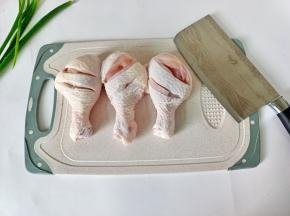 鸡腿改刀正反两面各划两下便于入味。