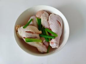 鸡腿加入葱段，生姜丝。