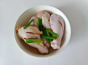 鸡腿加入葱段，生姜丝。