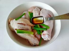 加入料酒去腥腌制10分钟。