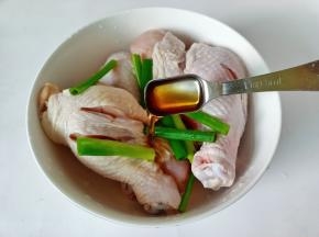 加入料酒去腥腌制10分钟。