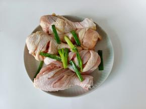 腌制好的鸡腿放到盘里。