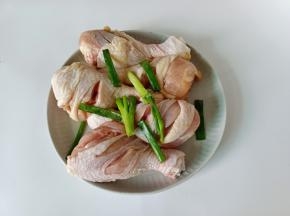 腌制好的鸡腿放到盘里。