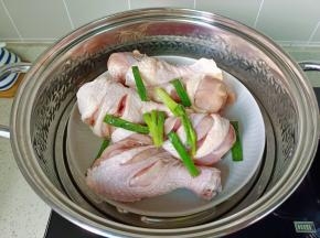 蒸锅加水，把盘子放上去。