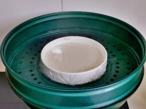 锅中水烧开，盖上保鲜膜，蒸10分钟。