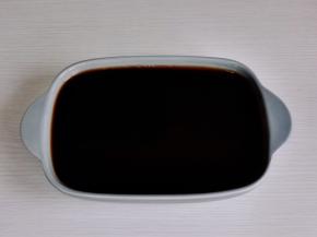 倒入碗中，冷后放冰箱冷藏至凝固。