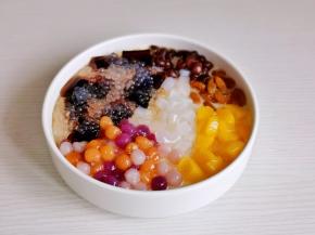 把所有的食材加入豆花中即可享用。