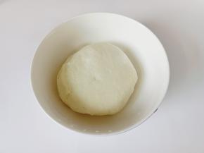 中筋面粉加酵母，绵白糖，清水和成面团，盖上保鲜膜发酵至两倍大。