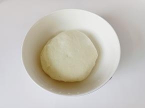 中筋面粉加酵母，绵白糖，清水和成面团，盖上保鲜膜发酵至两倍大。